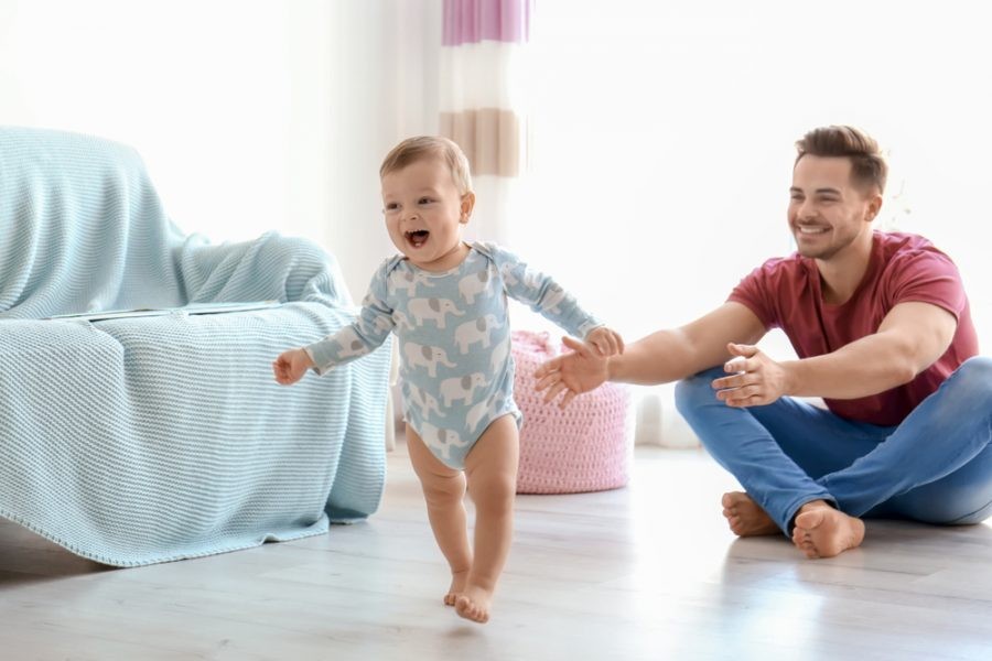 Premiers pas de bébé : comment l'aider ?